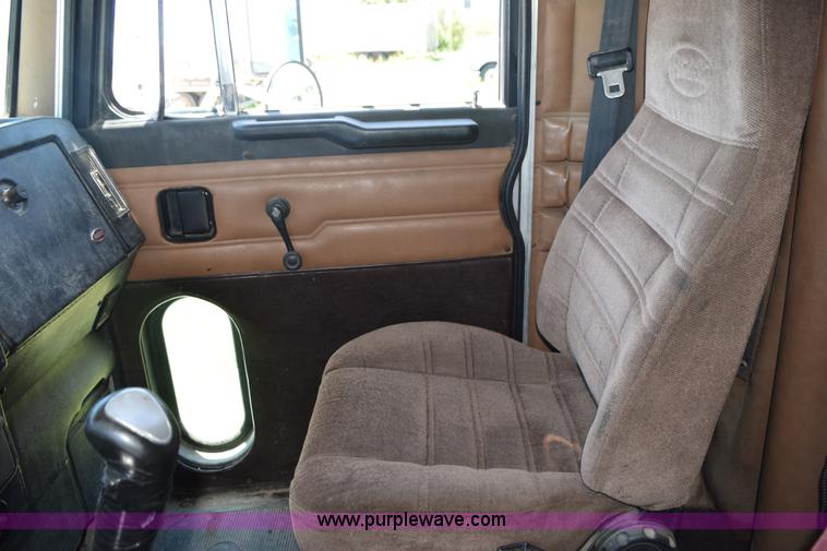 image for item K6137 1999 Peterbilt 377 semi truck