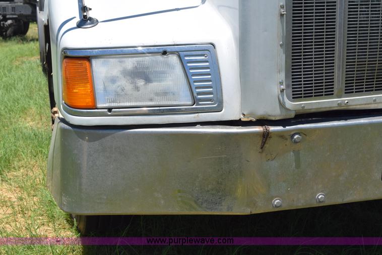 image for item K6137 1999 Peterbilt 377 semi truck