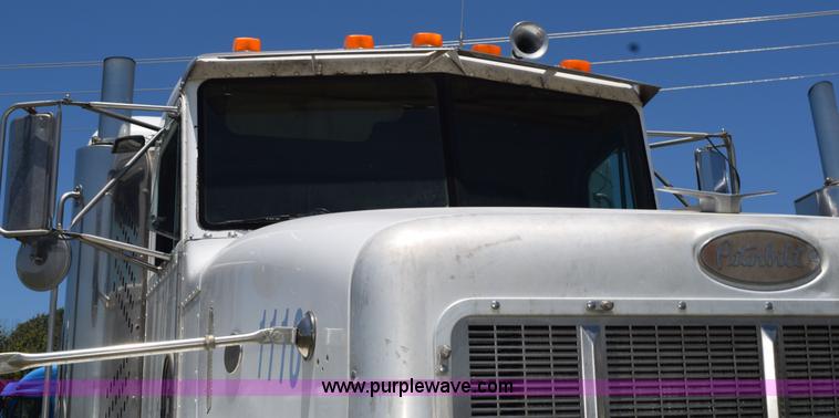 image for item K6137 1999 Peterbilt 377 semi truck