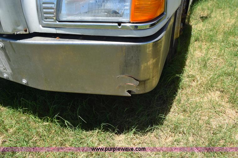 image for item K6137 1999 Peterbilt 377 semi truck