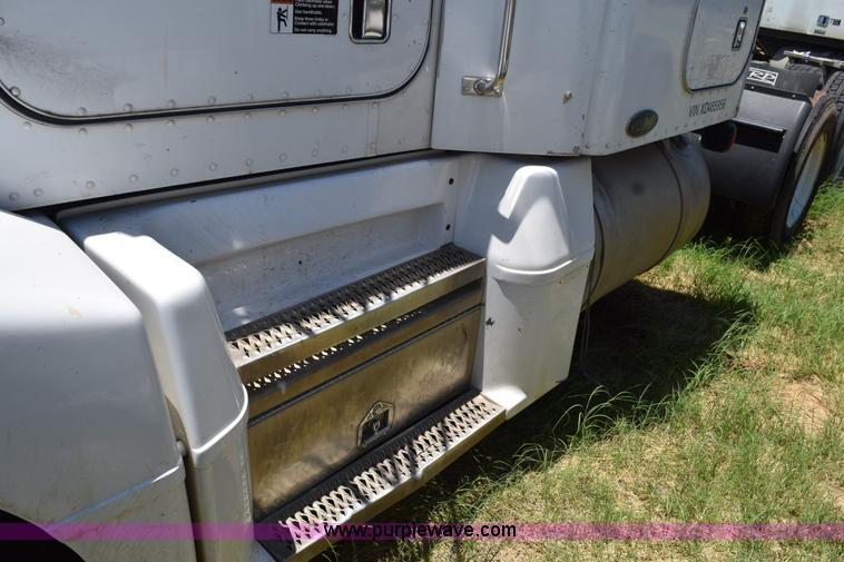 image for item K6137 1999 Peterbilt 377 semi truck