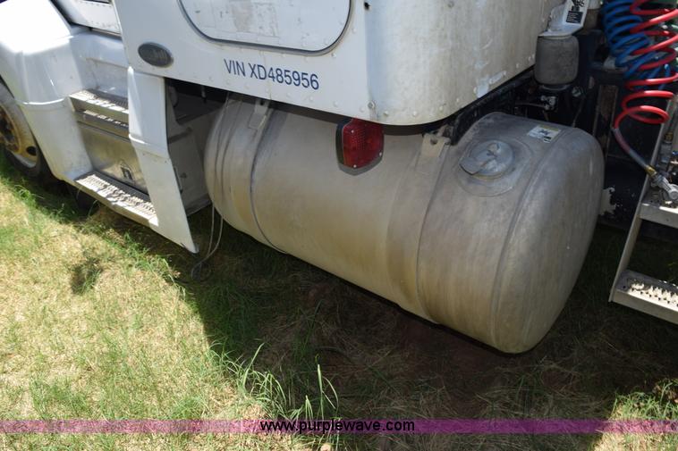 image for item K6137 1999 Peterbilt 377 semi truck