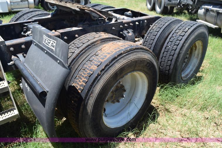 image for item K6137 1999 Peterbilt 377 semi truck