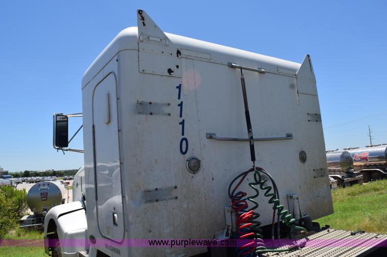 image for item K6137 1999 Peterbilt 377 semi truck