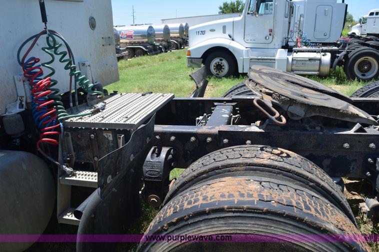 image for item K6137 1999 Peterbilt 377 semi truck