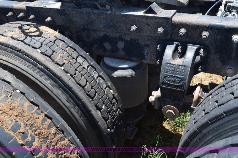 image for item K6137 1999 Peterbilt 377 semi truck