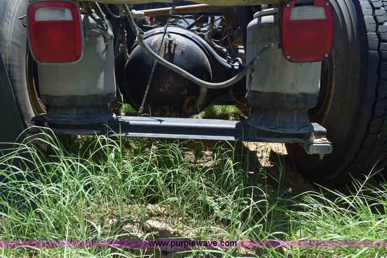 image for item K6137 1999 Peterbilt 377 semi truck