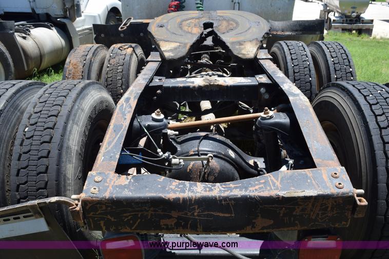 image for item K6137 1999 Peterbilt 377 semi truck