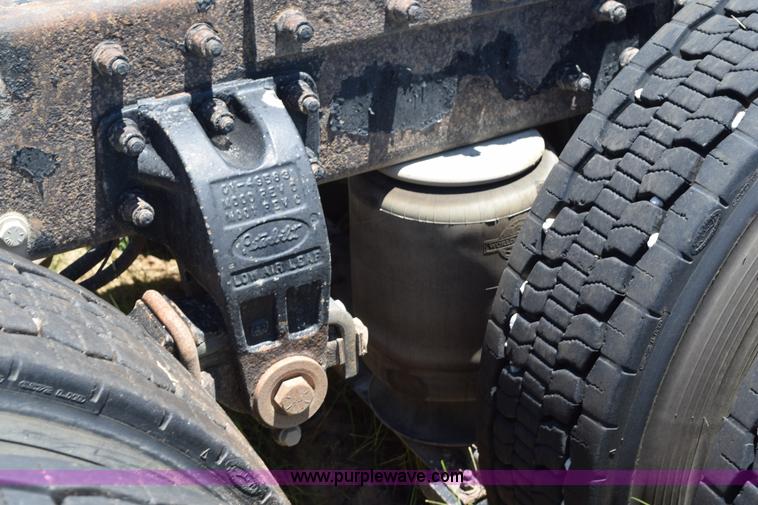 image for item K6137 1999 Peterbilt 377 semi truck