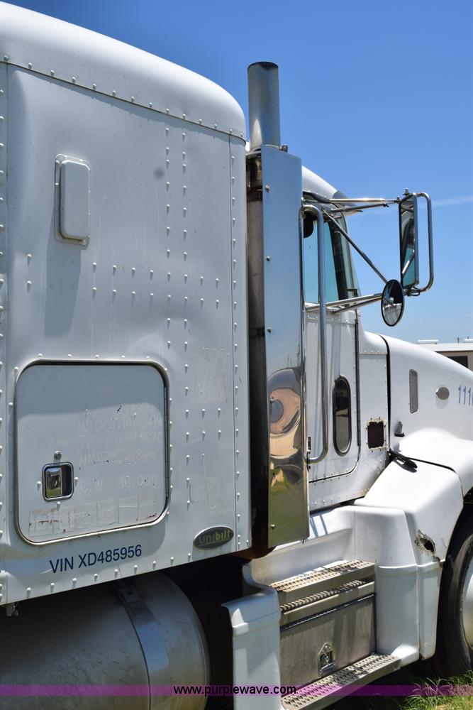 image for item K6137 1999 Peterbilt 377 semi truck