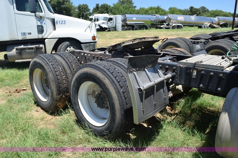 image for item K6137 1999 Peterbilt 377 semi truck