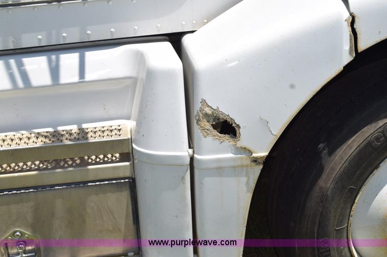 image for item K6137 1999 Peterbilt 377 semi truck