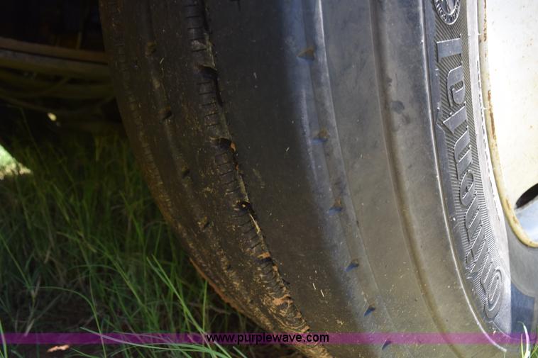 image for item K6137 1999 Peterbilt 377 semi truck