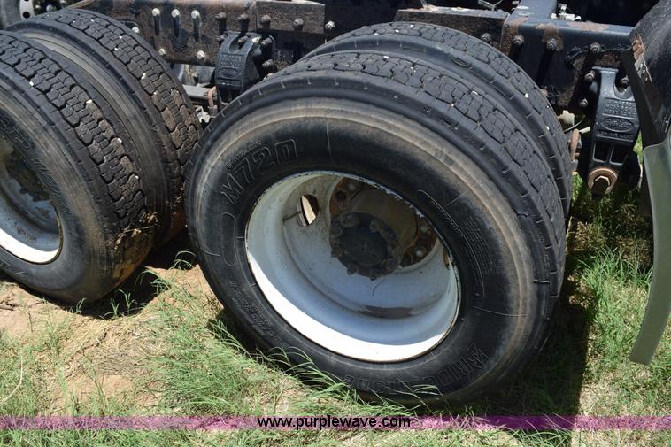 image for item K6137 1999 Peterbilt 377 semi truck