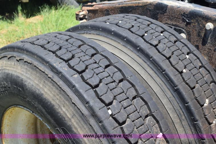 image for item K6137 1999 Peterbilt 377 semi truck