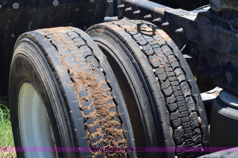 image for item K6137 1999 Peterbilt 377 semi truck