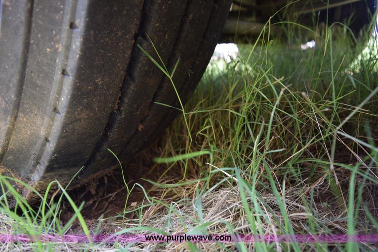 image for item K6137 1999 Peterbilt 377 semi truck