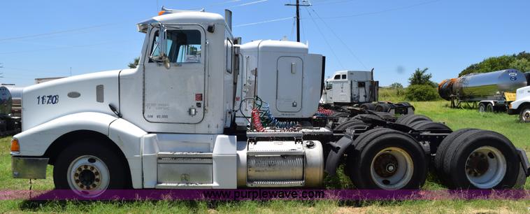 image for item K6138 2000 Peterbilt 377 semi truck