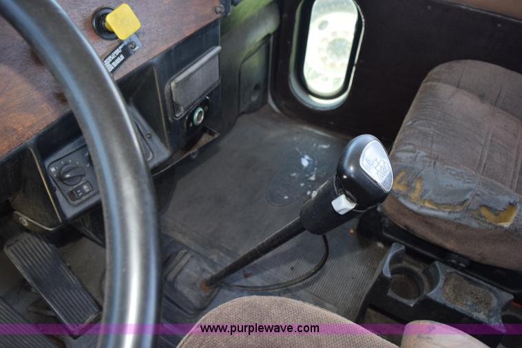 image for item K6138 2000 Peterbilt 377 semi truck