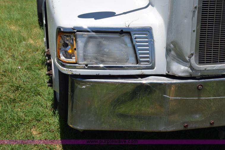 image for item K6138 2000 Peterbilt 377 semi truck