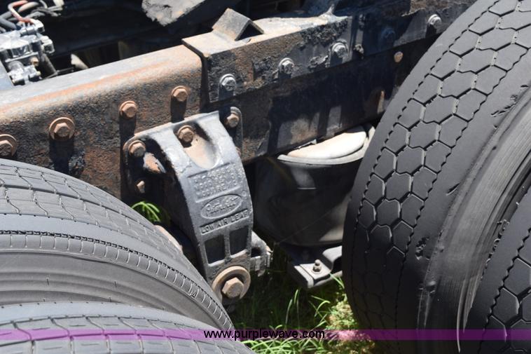 image for item K6138 2000 Peterbilt 377 semi truck