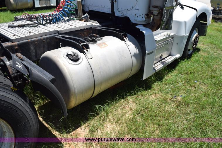 image for item K6138 2000 Peterbilt 377 semi truck