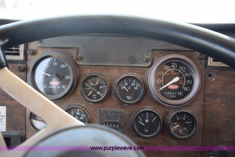 image for item K6139 1999 Peterbilt 377 semi truck