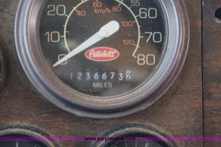 image for item K6139 1999 Peterbilt 377 semi truck