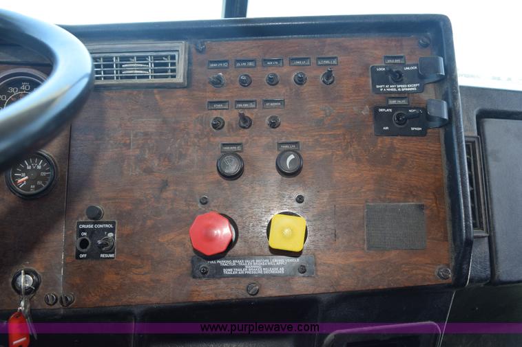 image for item K6139 1999 Peterbilt 377 semi truck