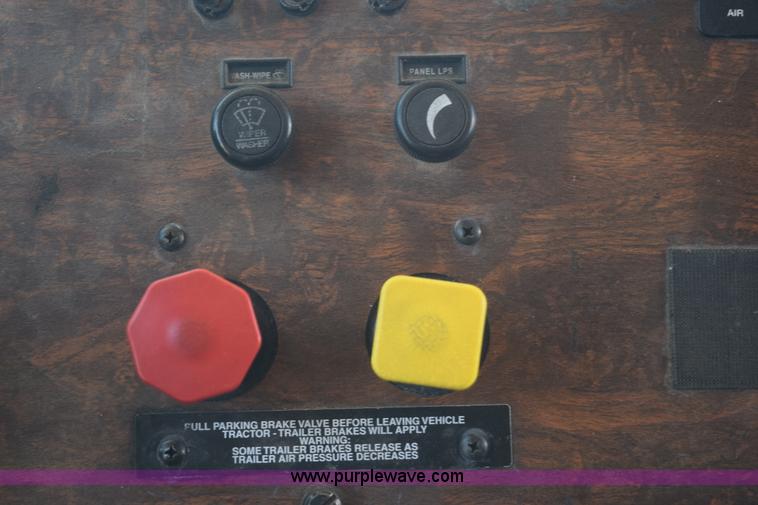 image for item K6139 1999 Peterbilt 377 semi truck