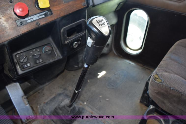 image for item K6139 1999 Peterbilt 377 semi truck