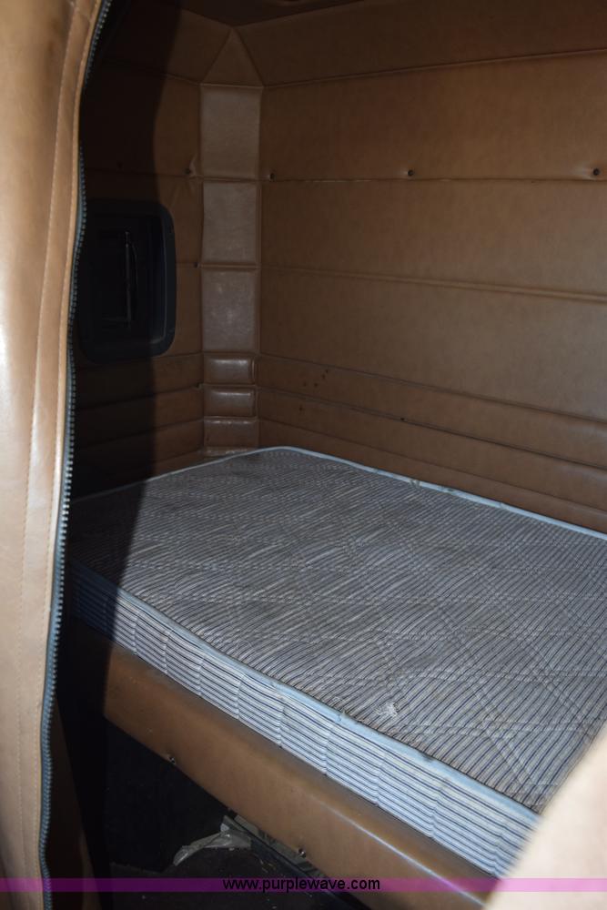 image for item K6139 1999 Peterbilt 377 semi truck