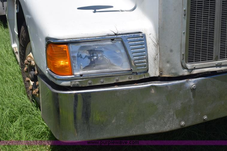 image for item K6139 1999 Peterbilt 377 semi truck
