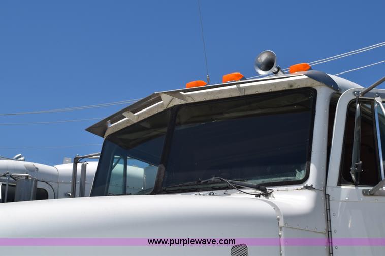 image for item K6139 1999 Peterbilt 377 semi truck