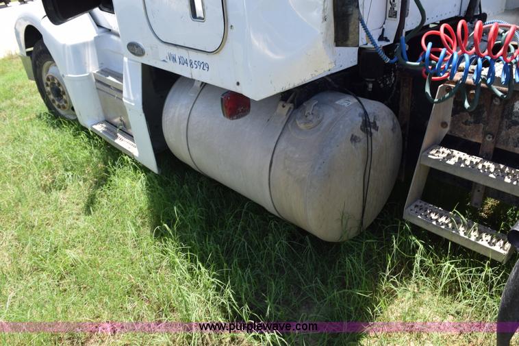 image for item K6139 1999 Peterbilt 377 semi truck