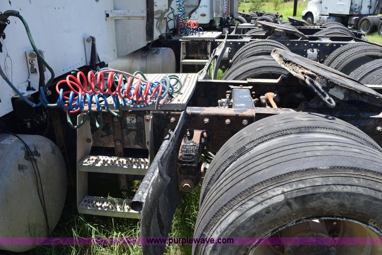 image for item K6139 1999 Peterbilt 377 semi truck