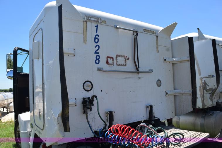 image for item K6139 1999 Peterbilt 377 semi truck