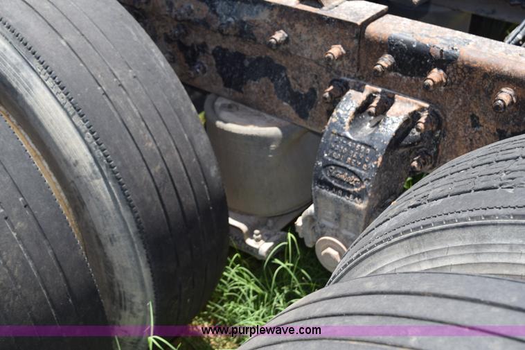 image for item K6139 1999 Peterbilt 377 semi truck