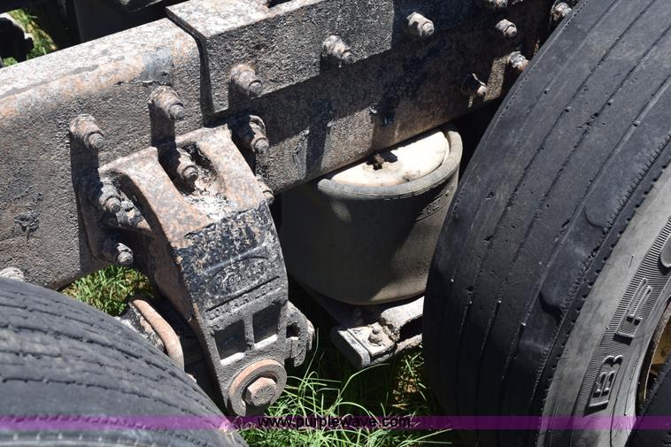 image for item K6139 1999 Peterbilt 377 semi truck