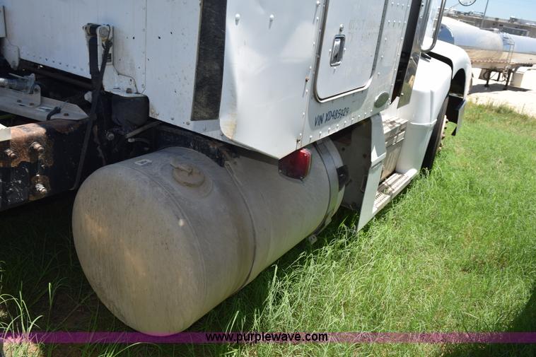 image for item K6139 1999 Peterbilt 377 semi truck