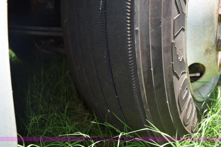 image for item K6139 1999 Peterbilt 377 semi truck