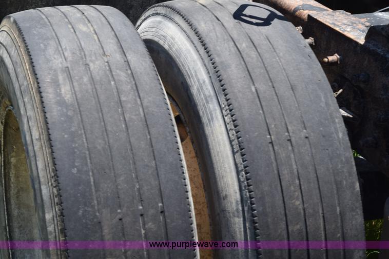 image for item K6139 1999 Peterbilt 377 semi truck