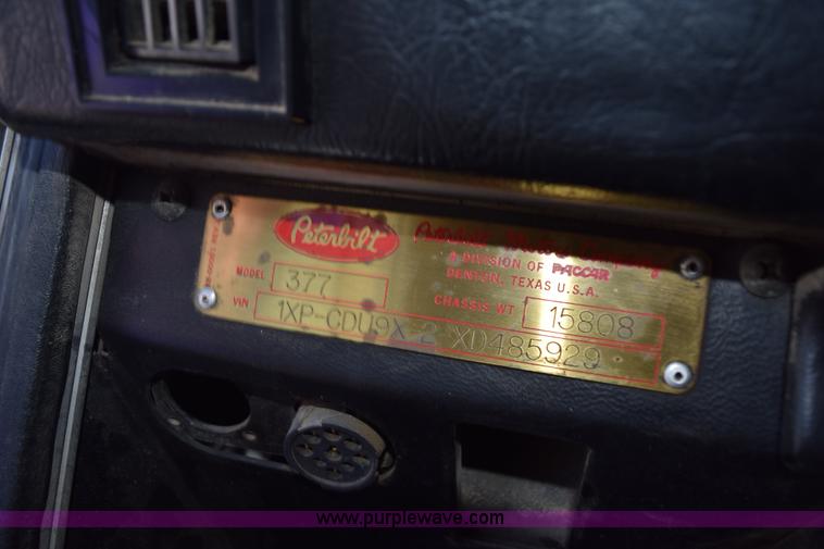 image for item K6139 1999 Peterbilt 377 semi truck