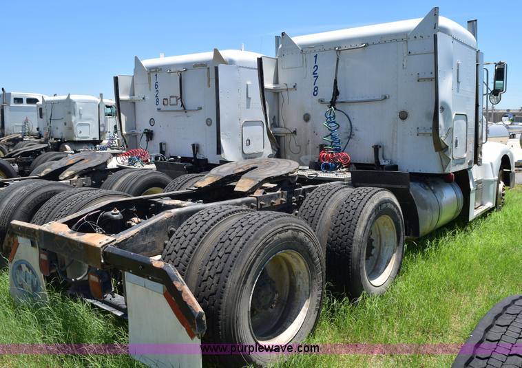 image for item K6140 2000 Peterbilt 377 semi truck