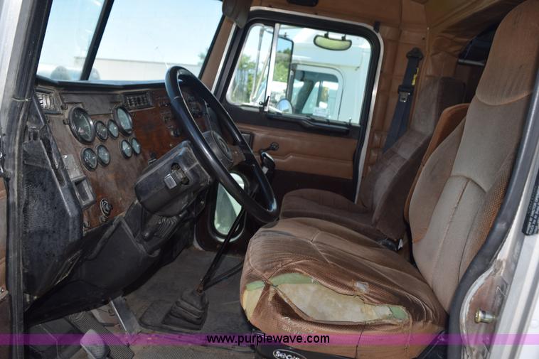 image for item K6140 2000 Peterbilt 377 semi truck