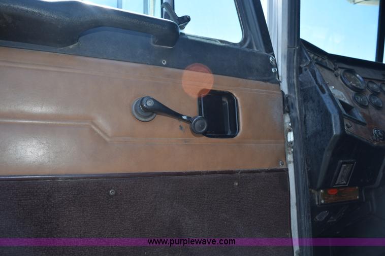 image for item K6140 2000 Peterbilt 377 semi truck