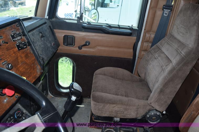 image for item K6140 2000 Peterbilt 377 semi truck