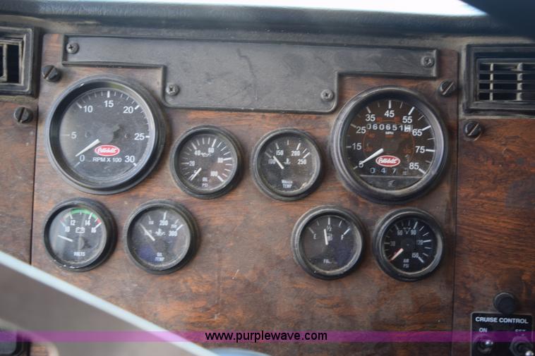 image for item K6140 2000 Peterbilt 377 semi truck