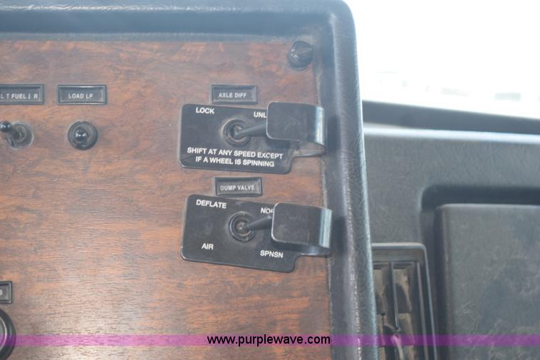 image for item K6140 2000 Peterbilt 377 semi truck