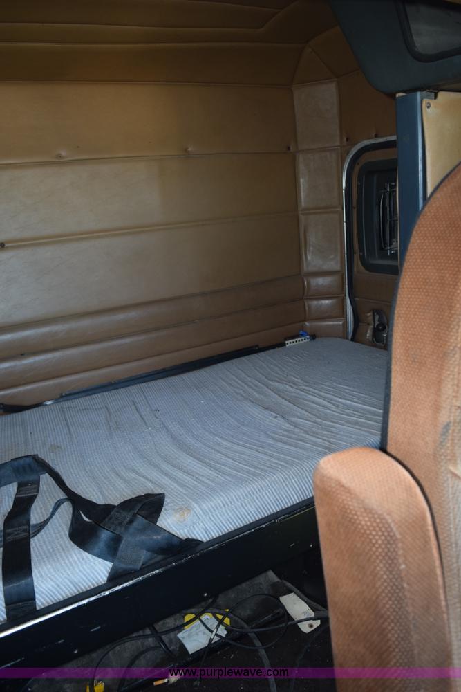 image for item K6140 2000 Peterbilt 377 semi truck